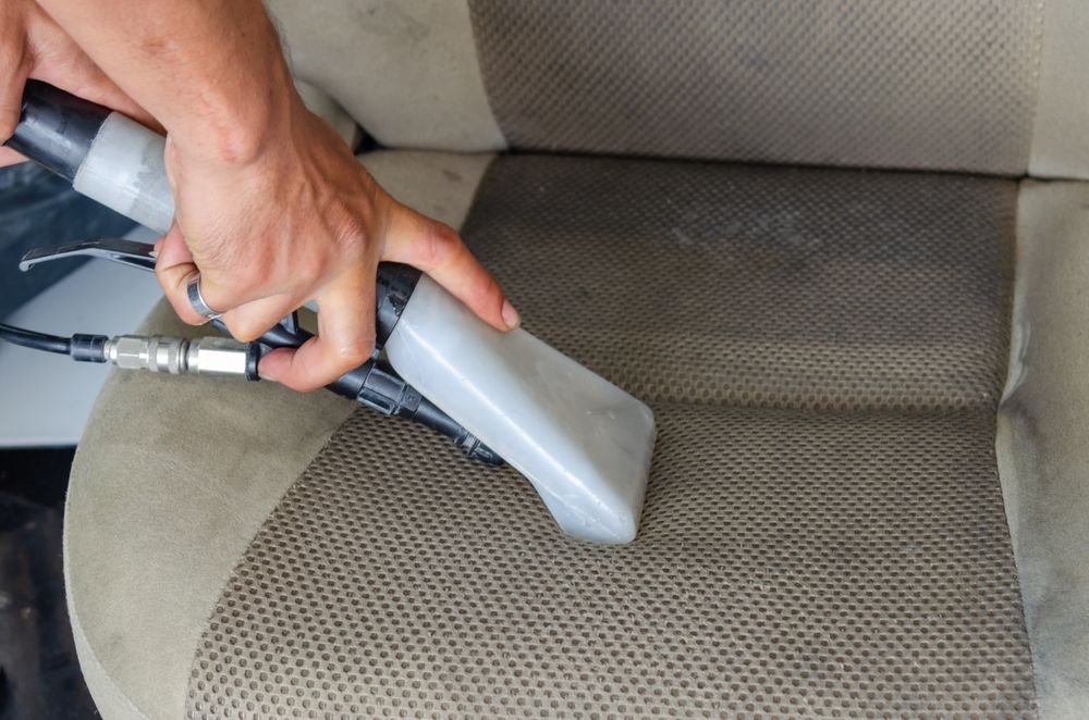 Polsterreinigung eines Stoffsitzes mit Sprühextraktion
